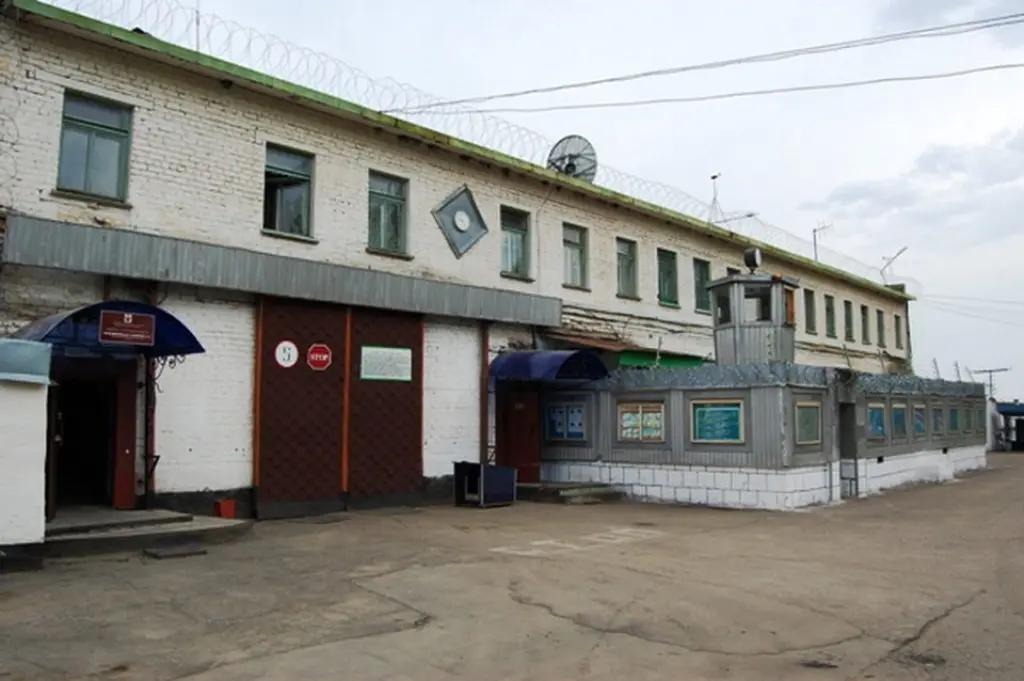 Осужденному добавили четыре года за мат и кашу на мундире надзирателя