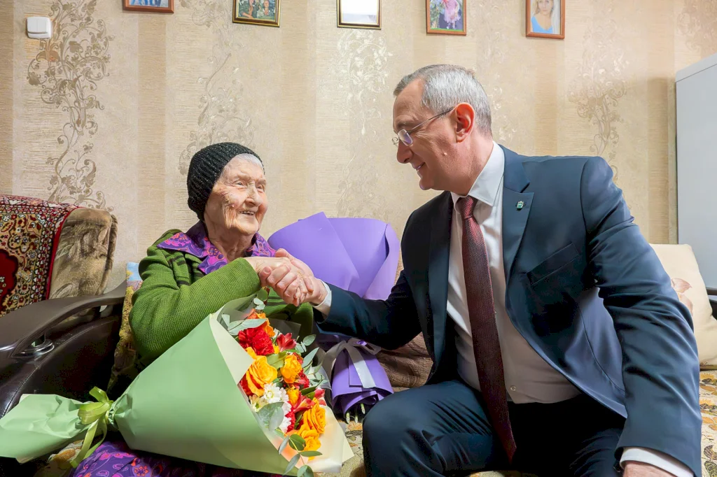 Владислав Шапша навестил труженицу тыла в Сухиничах и вручил медаль "80 лет Победы"